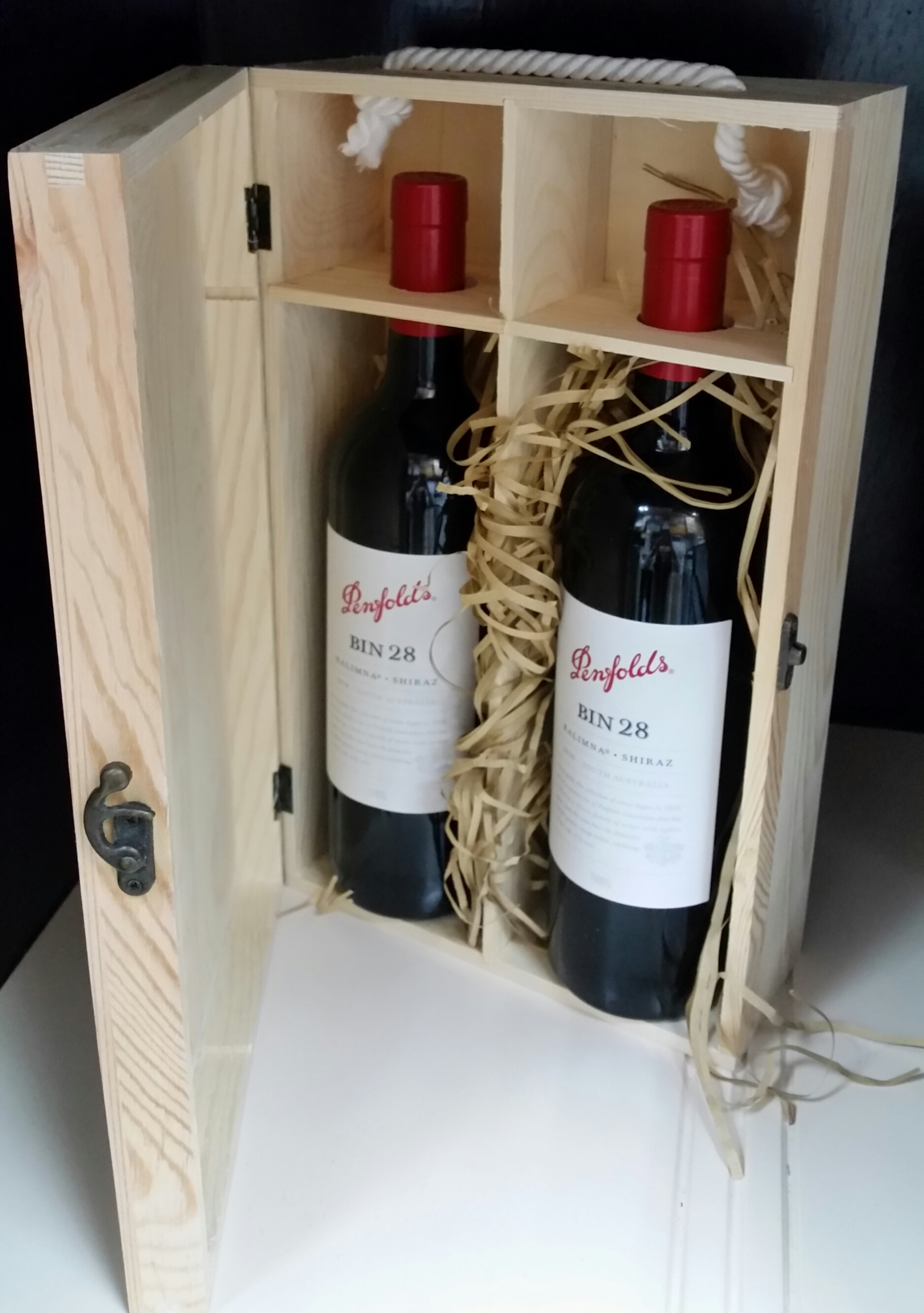 兩瓶(750毫升)葡萄酒木盒 $90/個,
凡買滿$800/2瓶紅酒(贈送雙瓶木盒乙個)